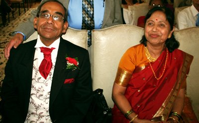डॉ. गोविंद काणेगावकर आणि त्‍यांच्‍या पत्‍नी विजया काणेगावकर
