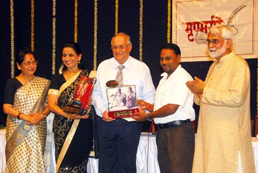 विजय जाधव यांना ८ जुलै २०११ रोजी ‘निरा गोपाल पुरस्‍कार’ देऊन सन्मानित करण्यात आले.