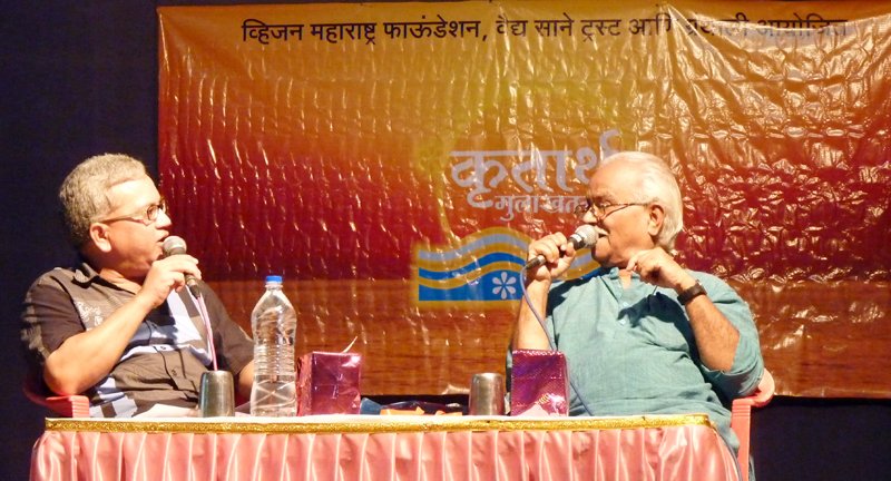 काकडेकाकांशी संवाद साधताना रवींद्र पाथरे
