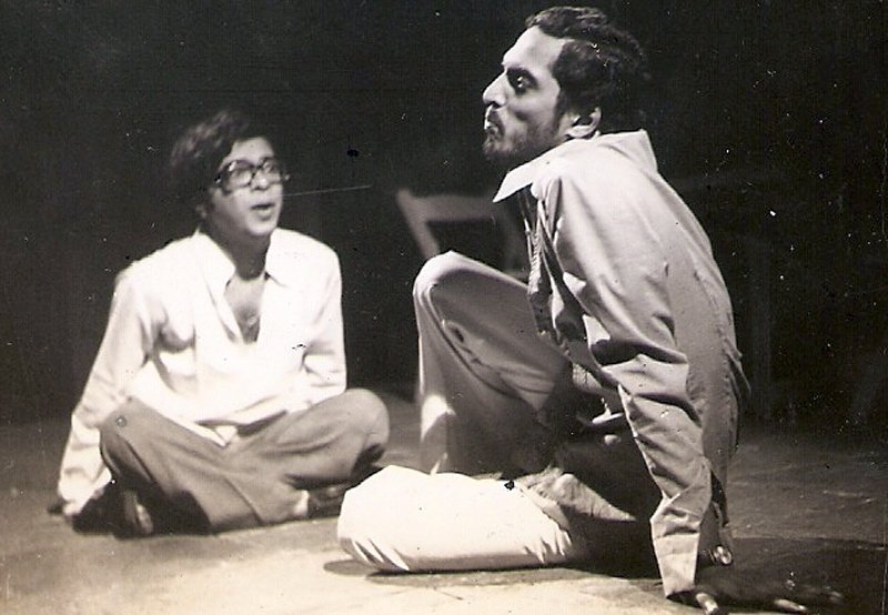 ‘पाहिजे जातीचे’ नाटक सादर करताना विहंग नायक आणि नाना पाटेकर (९ नोव्हेंबर १९७६)
