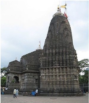 त्र्यंबकेश्वर येथील मंदिरही हेमाडपंथी स्थापत्यशैलीचे उदाहरण आहे